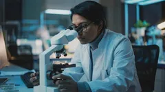 Mondo in miniatura: chi e quando ha inventato il primo microscopio?