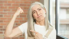 Sport contro l’età: una donna di 53 anni svela il segreto per avere braccia toniche