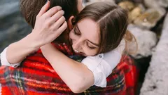 I benefici degli abbracci: quante volte bisogna abbracciare qualcuno per essere più felici