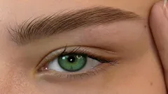 Sopracciglia folte in un mese: i migliori metodi casalinghi senza trattamenti costosi