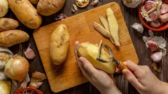 Un chilo in 2 minuti: il trucco che ti aiuterà a pulire le patate più velocemente