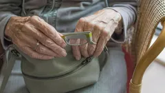 Come capire se una persona sta invecchiando bene: gli esperti elencano i principali segnali