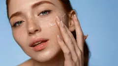 Cleopatra sarebbe invidiosa: il segreto di una pelle luminosa che cresce quasi in ogni casa