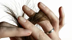 Perché le punte dei capelli sono sempre sfibrate? La causa si nasconde sugli scaffali del bagno
