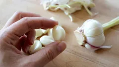 Niente sapone né prodotti chimici: un metodo che elimina rapidamente l'odore di aglio dalle mani