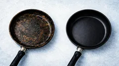 Bastano due cucchiai e anche le padelle vecchie torneranno a brillare come nuove: un trucco semplice